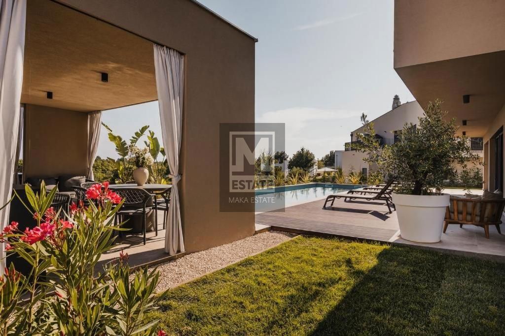 Parenzo, dintorni, Villa di lusso a 600 metri dal mare