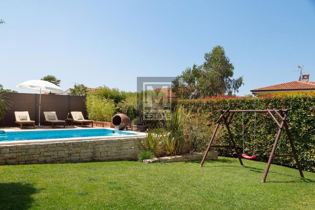 Poreč, dintorni, eccellente casa distaccata con una piscina a 2,5 km dalla città!
