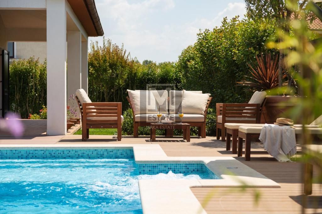Poreč, dintorni, eccellente casa distaccata con una piscina a 2,5 km dalla città!