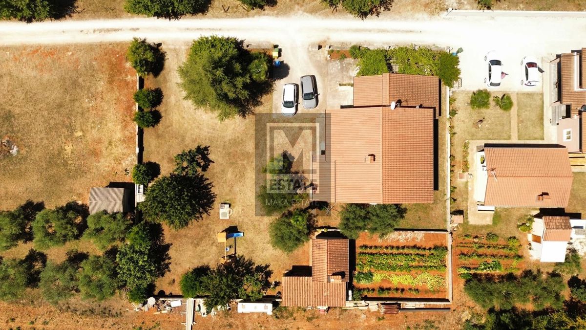 Parenzo, dintorni, casa con ampio giardino, a 2 km dal mare