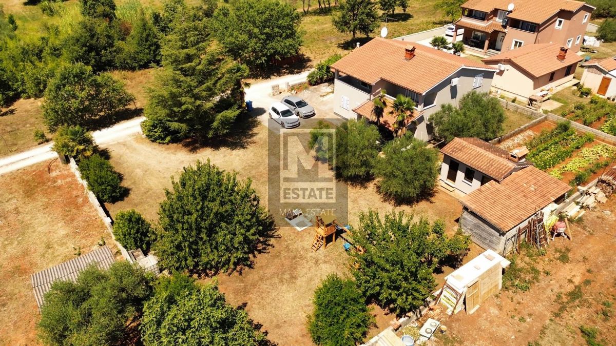 Parenzo, dintorni, casa con ampio giardino, a 2 km dal mare