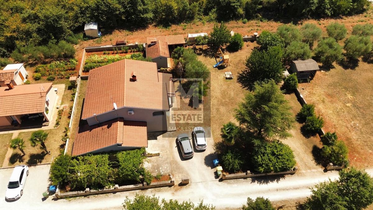 Parenzo, dintorni, casa con ampio giardino, a 2 km dal mare