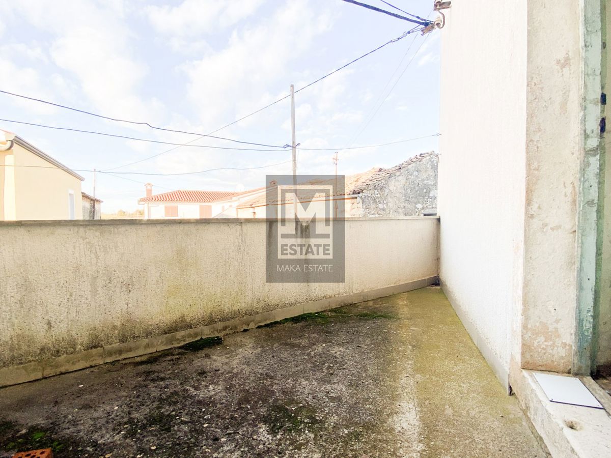 Parenzo, dintorni, Tre case da ristrutturare