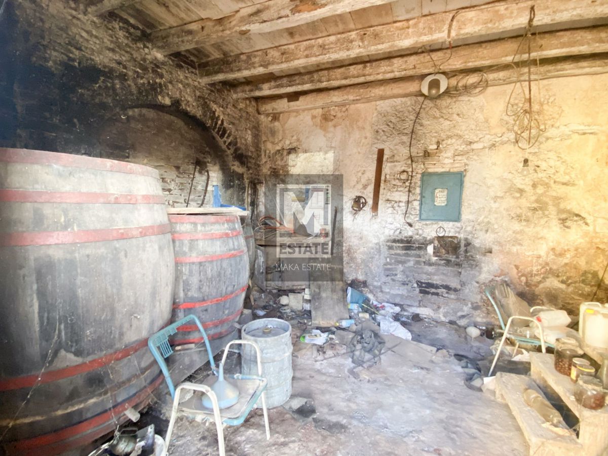 Parenzo, dintorni, Tre case da ristrutturare