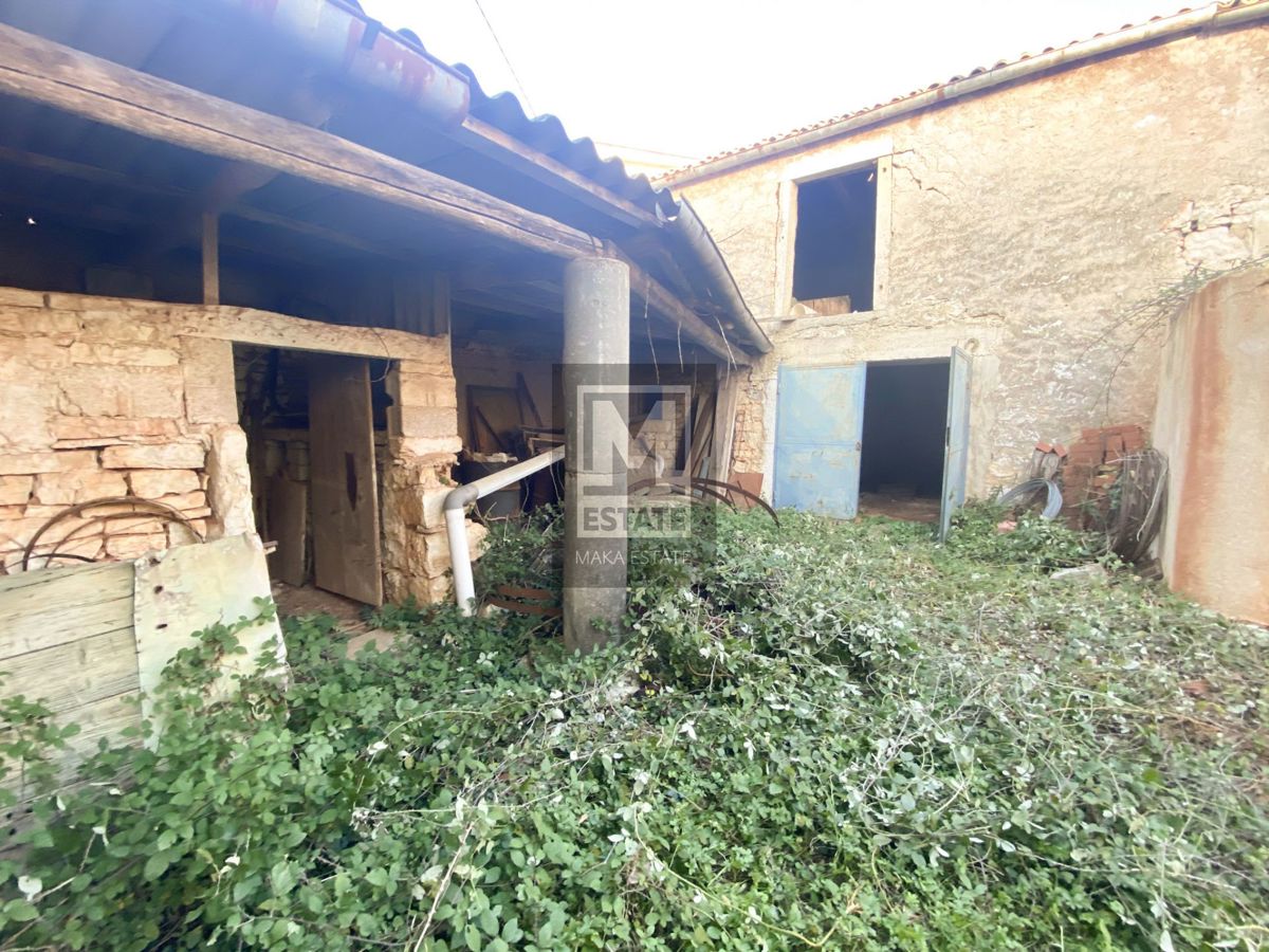Parenzo, dintorni, Tre case da ristrutturare