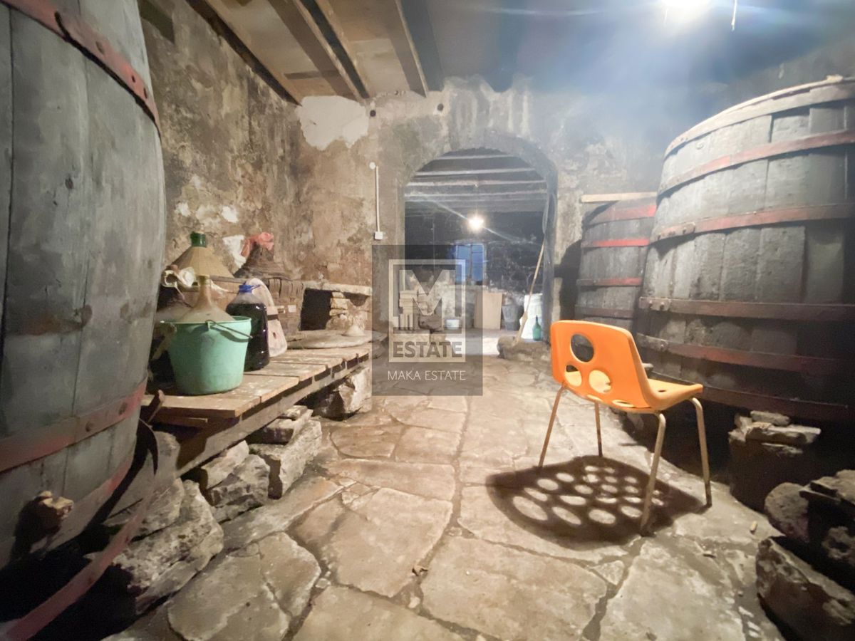 Parenzo, dintorni, Tre case da ristrutturare