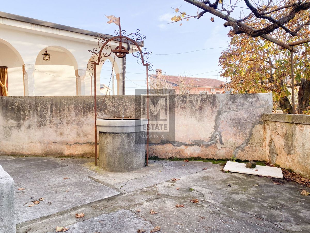 Parenzo, dintorni, Tre case da ristrutturare