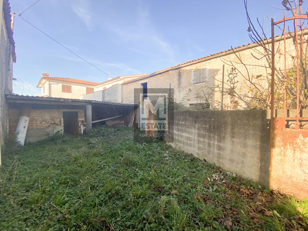 Parenzo, dintorni, Tre case da ristrutturare