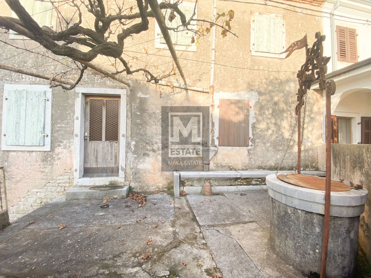 Parenzo, dintorni, Tre case da ristrutturare