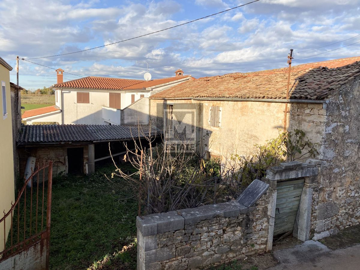 Parenzo, dintorni, Tre case da ristrutturare