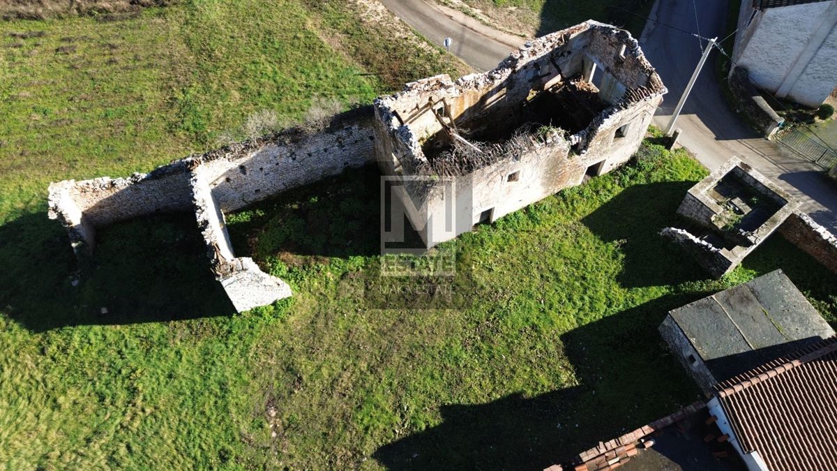 Istria, Gimino, Terreno edificabile e oggetti d'antiquariato da ristrutturare