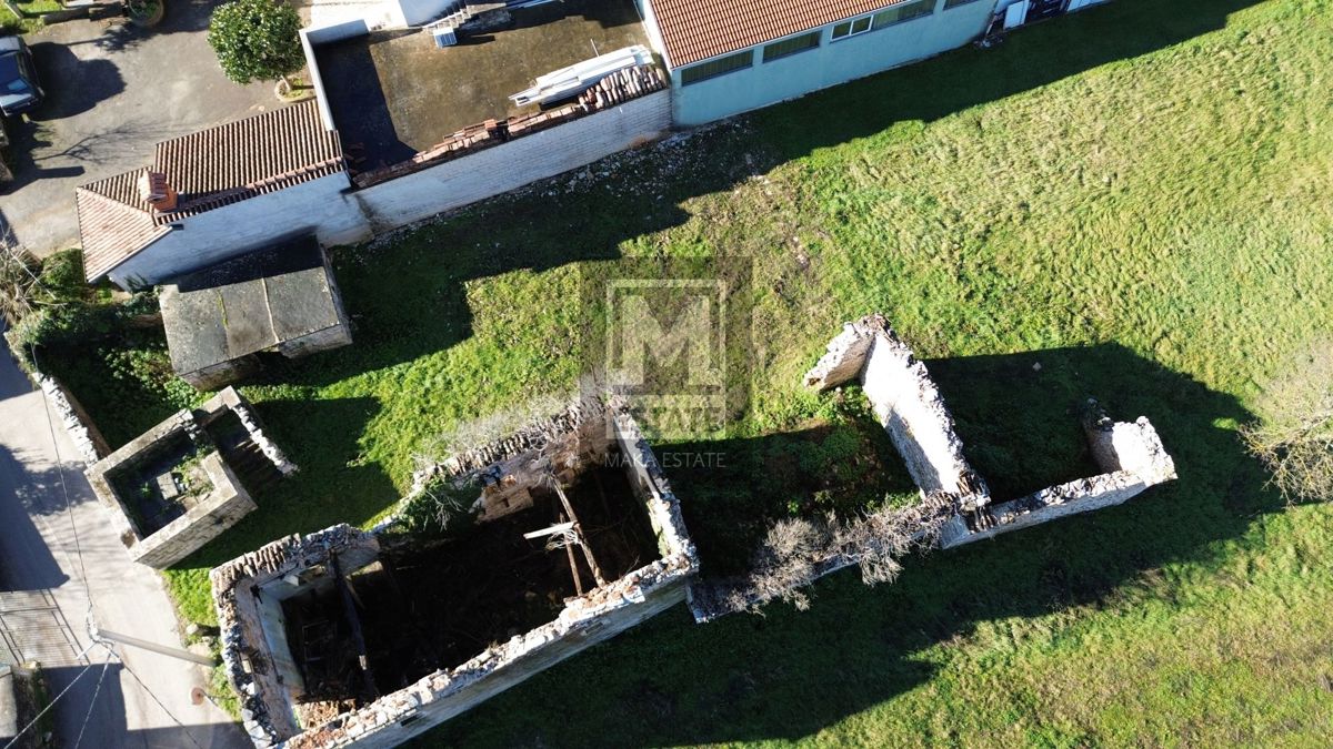 Istria, Gimino, Terreno edificabile e oggetti d'antiquariato da ristrutturare