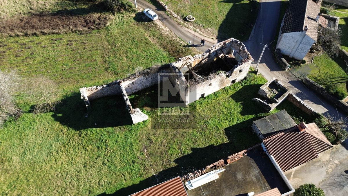 Istria, Gimino, Terreno edificabile e oggetti d'antiquariato da ristrutturare