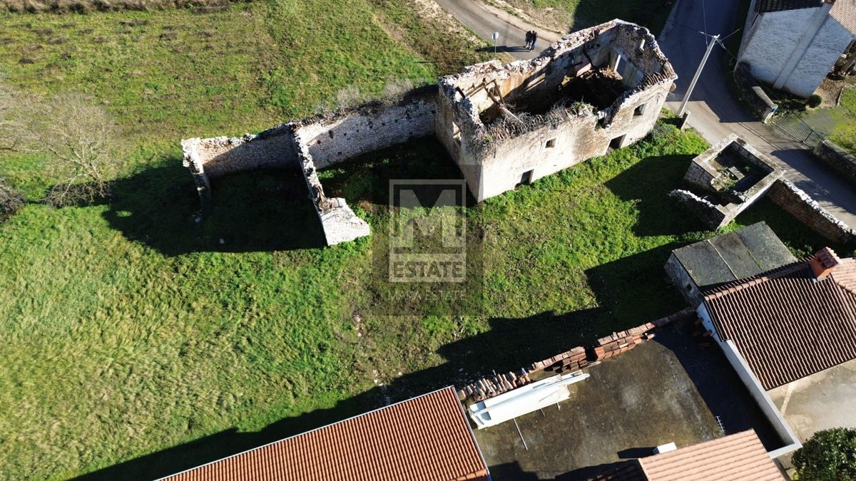 Istria, Gimino, Terreno edificabile e oggetti d'antiquariato da ristrutturare