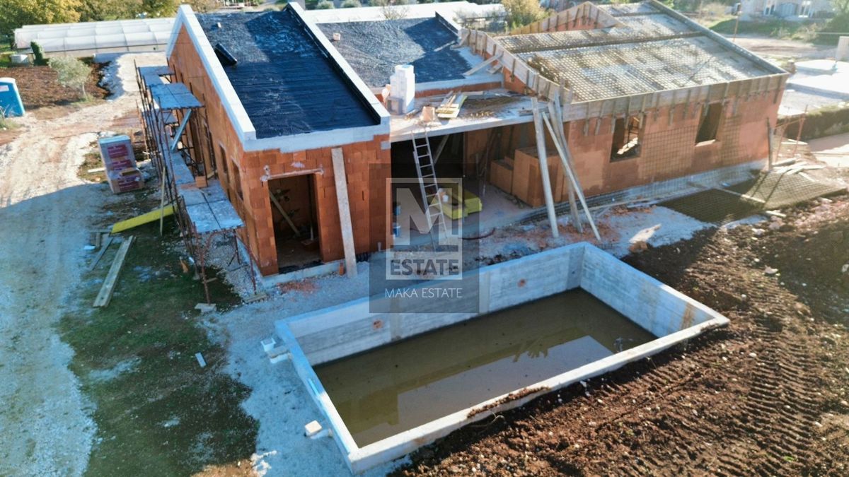Parenzo, dintorni, casa al piano terra con piscina in costruzione!