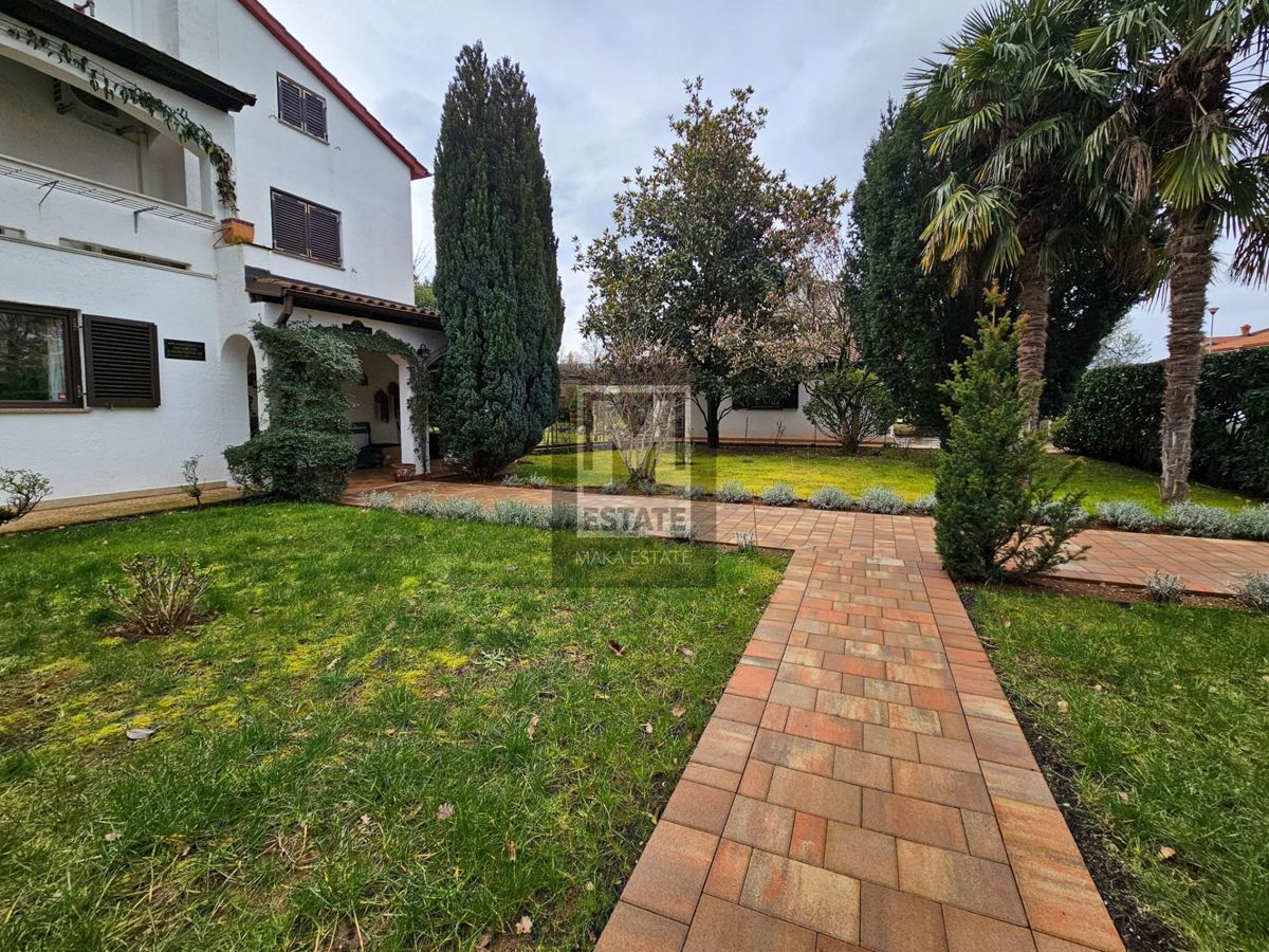 Poreč, dintorni, una casa affascinante con un ampio giardino e garage!