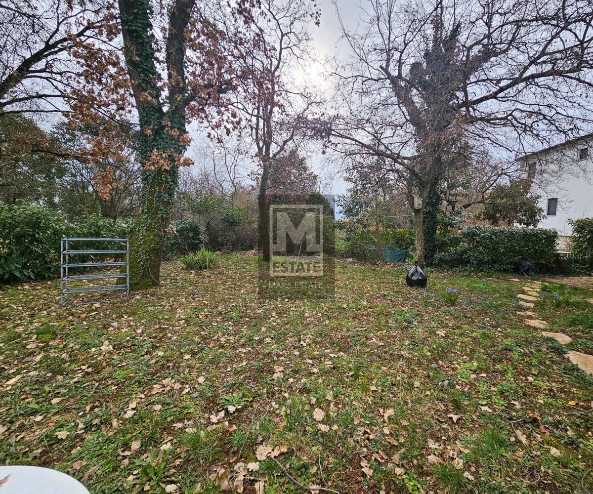 Poreč, dintorni, una casa affascinante con un ampio giardino e garage!