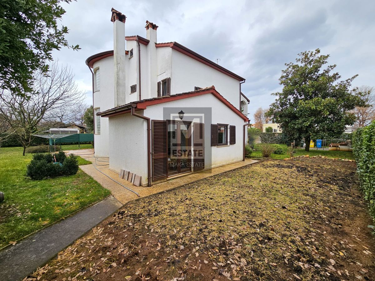 Poreč, dintorni, una casa affascinante con un ampio giardino e garage!