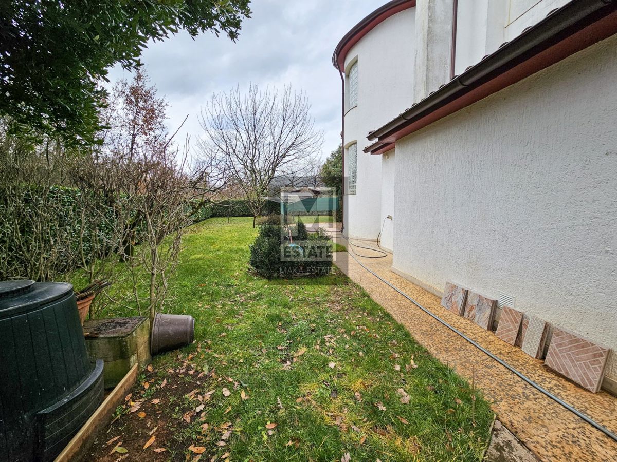 Poreč, dintorni, una casa affascinante con un ampio giardino e garage!