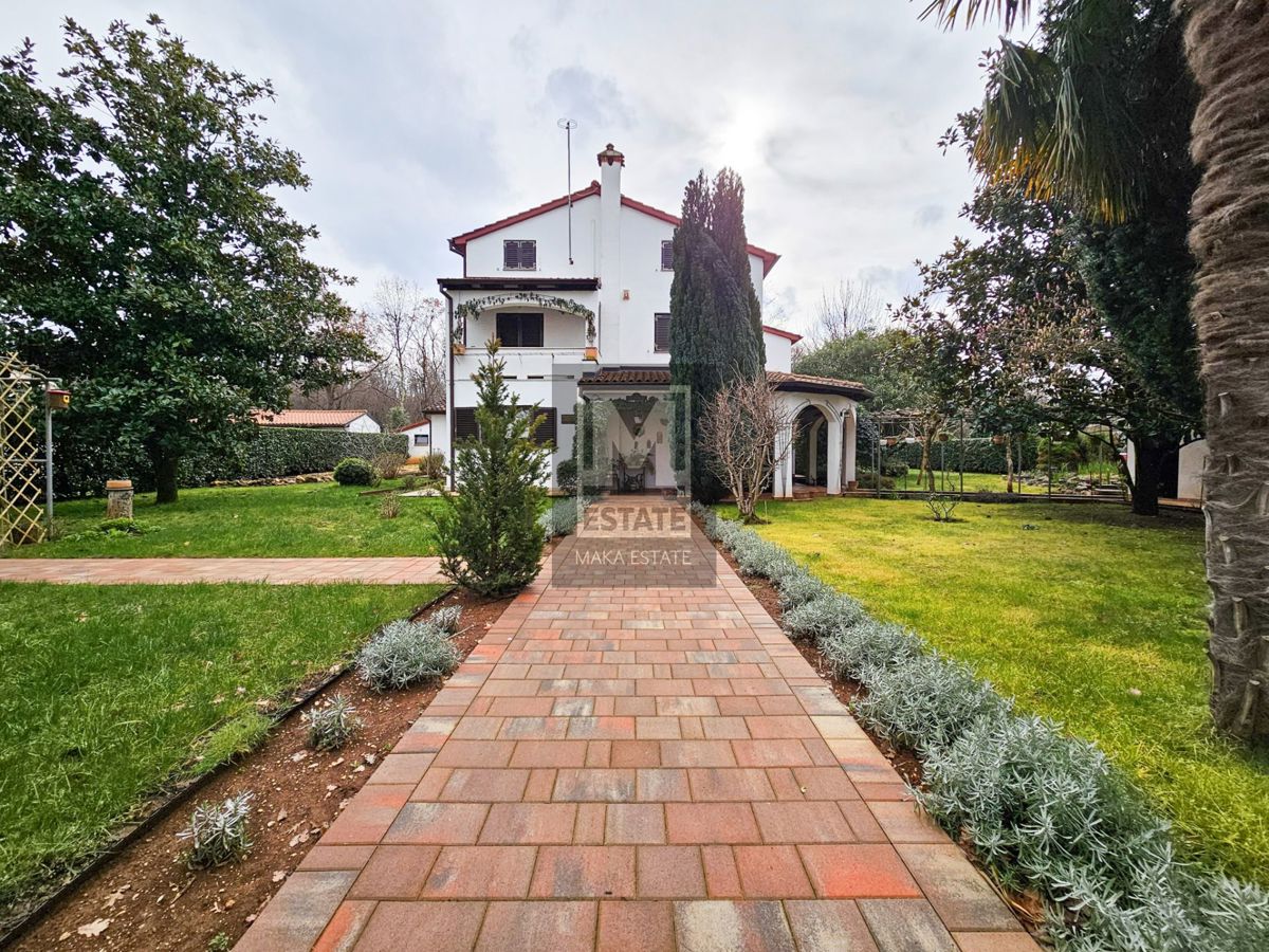 Poreč, dintorni, una casa affascinante con un ampio giardino e garage!