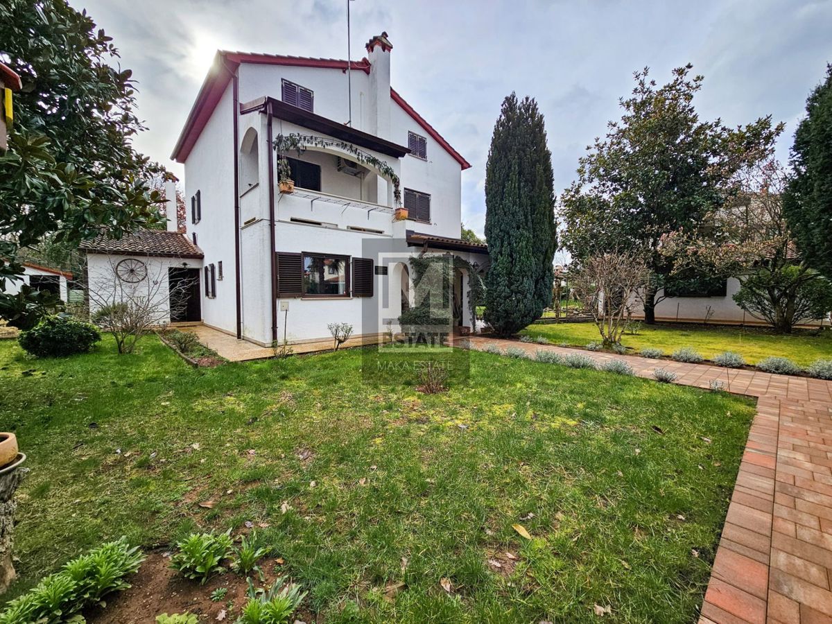 Poreč, dintorni, una casa affascinante con un ampio giardino e garage!