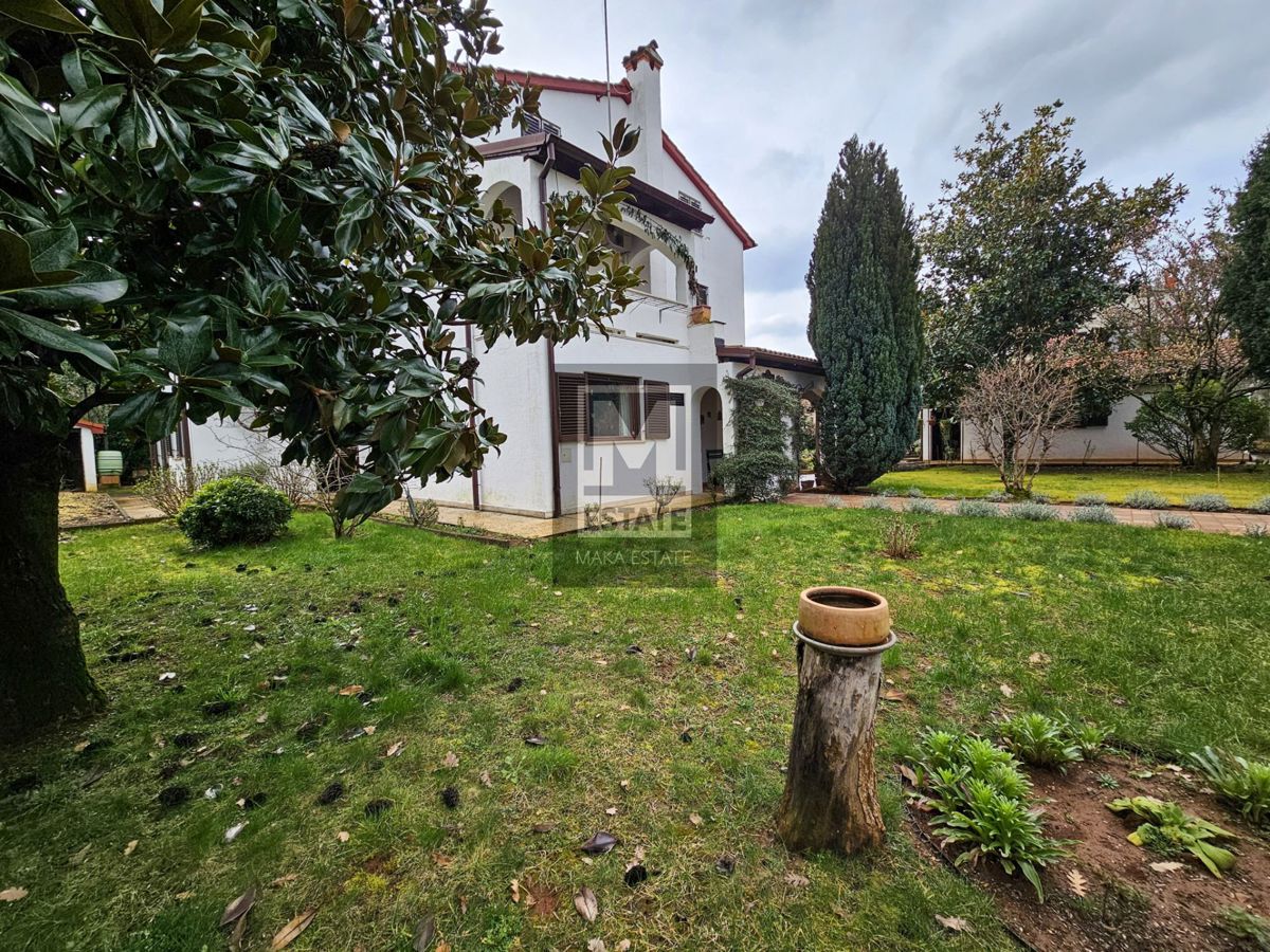 Poreč, dintorni, una casa affascinante con un ampio giardino e garage!