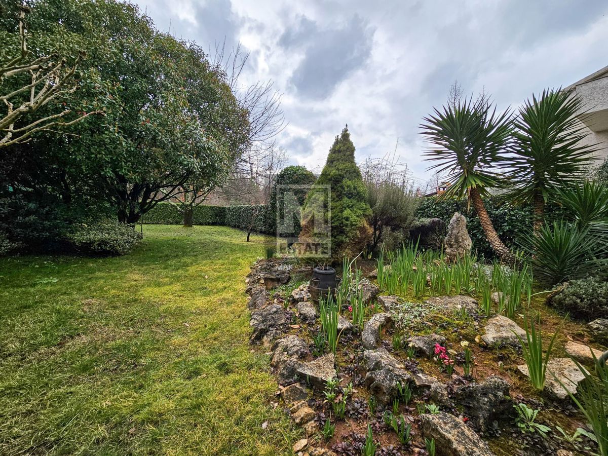 Poreč, dintorni, una casa affascinante con un ampio giardino e garage!