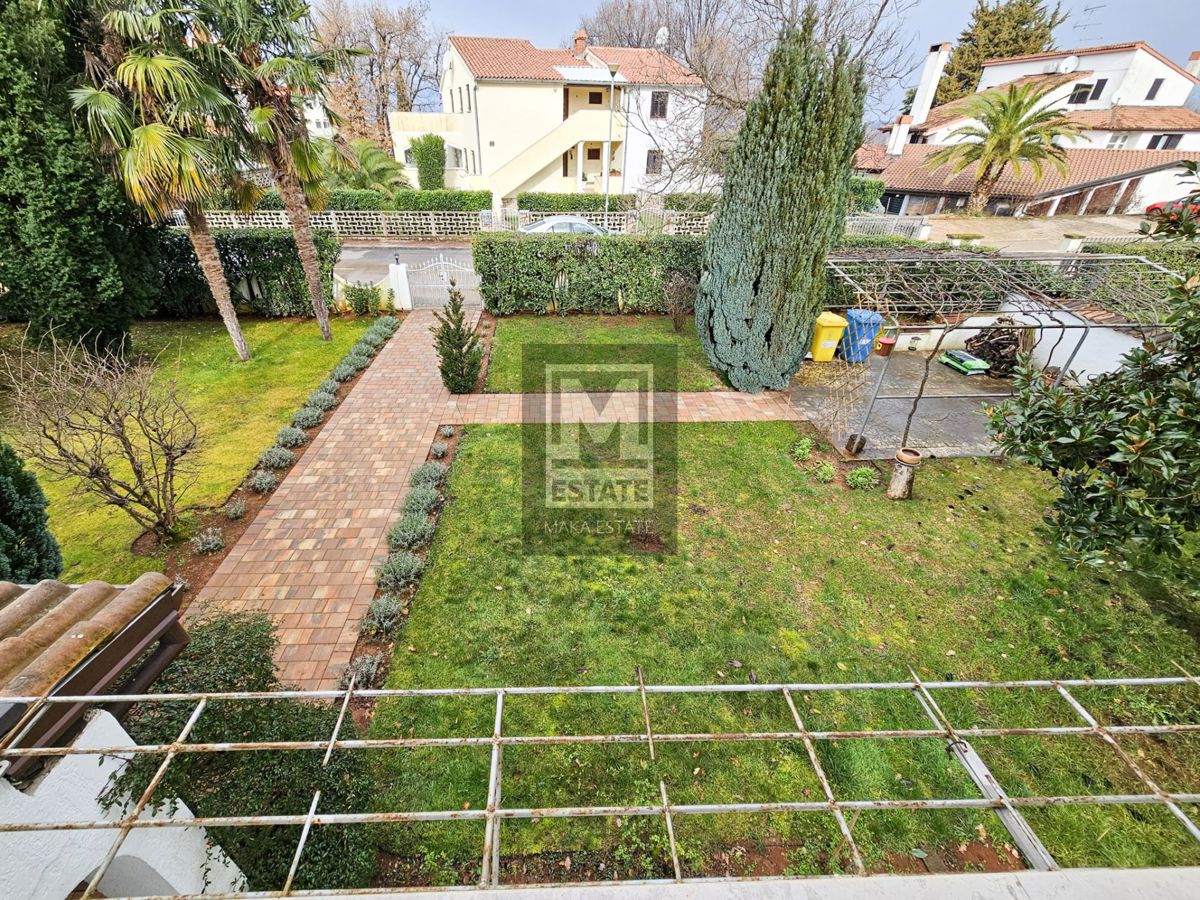 Poreč, dintorni, una casa affascinante con un ampio giardino e garage!