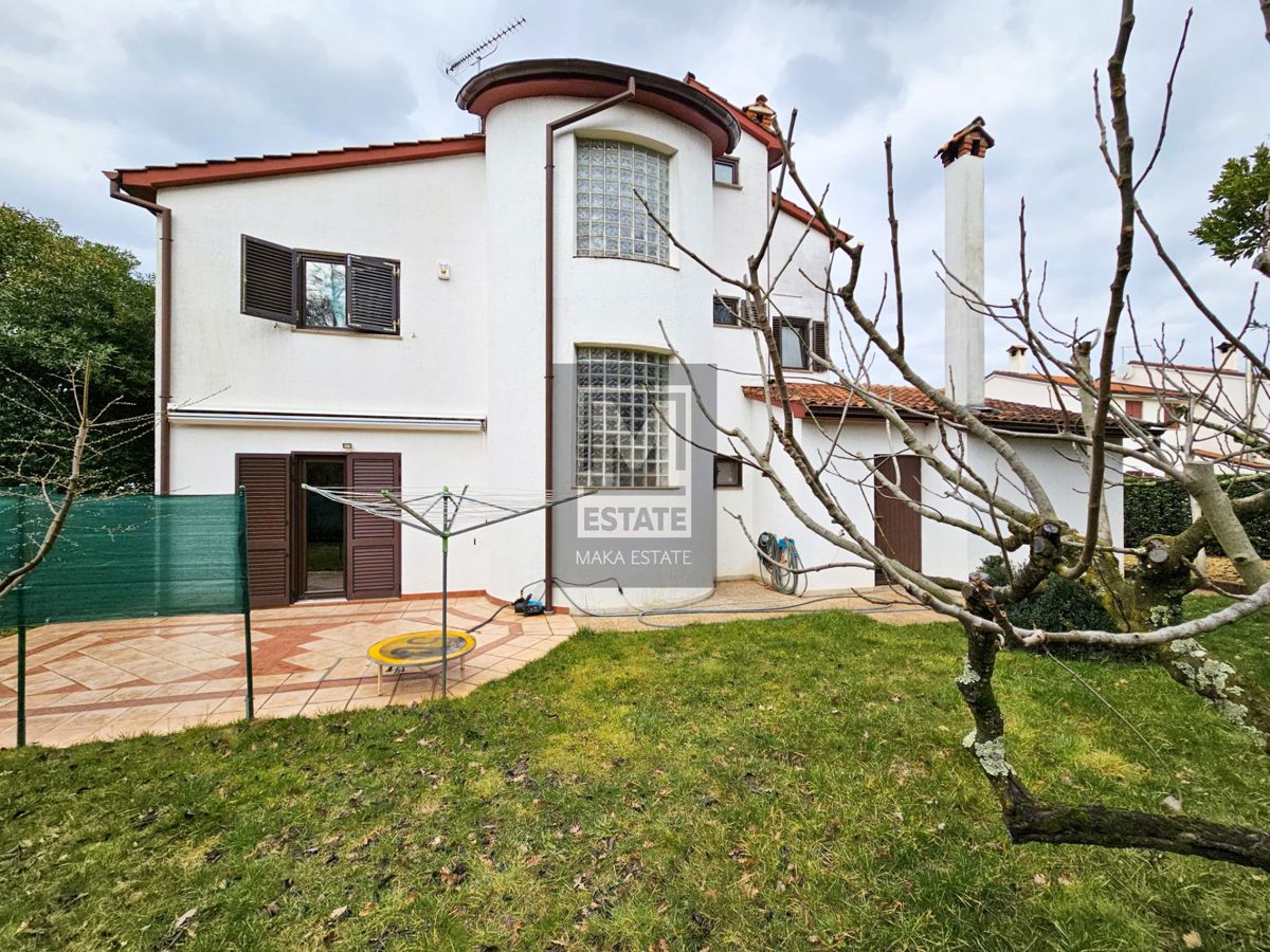 Poreč, dintorni, una casa affascinante con un ampio giardino e garage!