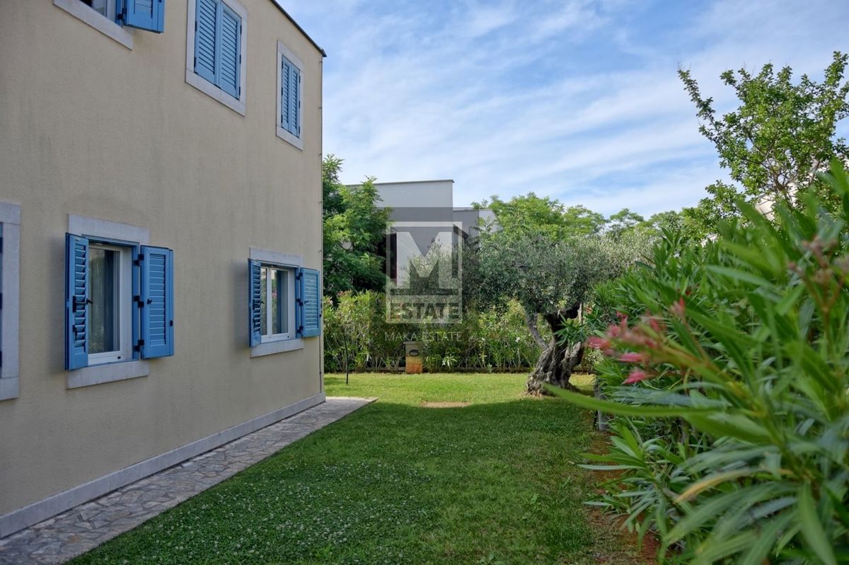 Istria, Umago, villa con piscina, prima fila al mare!