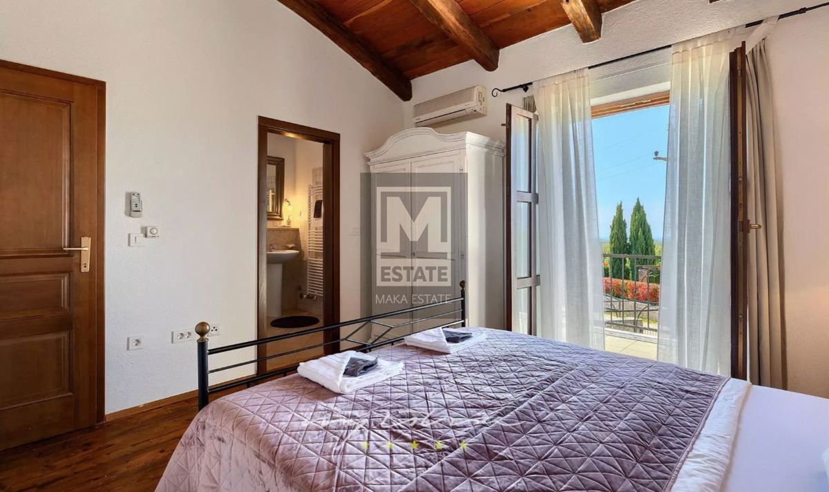 Parenzo, dintorni, autentica villa in pietra con piscina!