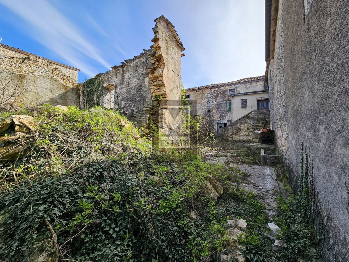 Parenzo, dintorni, proprietà autoctona da ristrutturare!