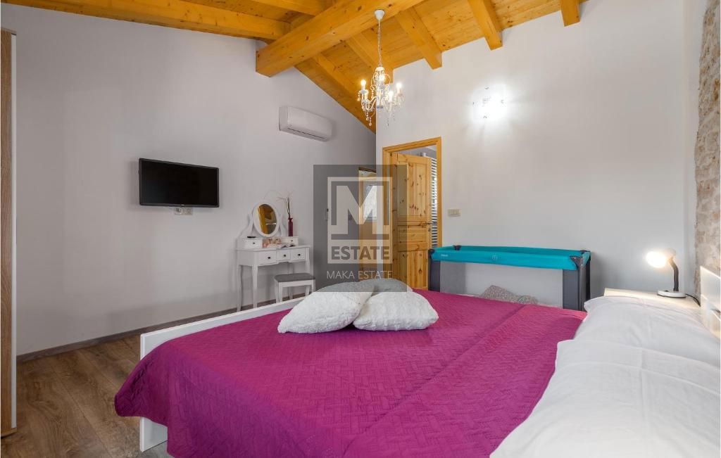 Parenzo, dintorni, Casa in pietra ristrutturata ai margini del villaggio