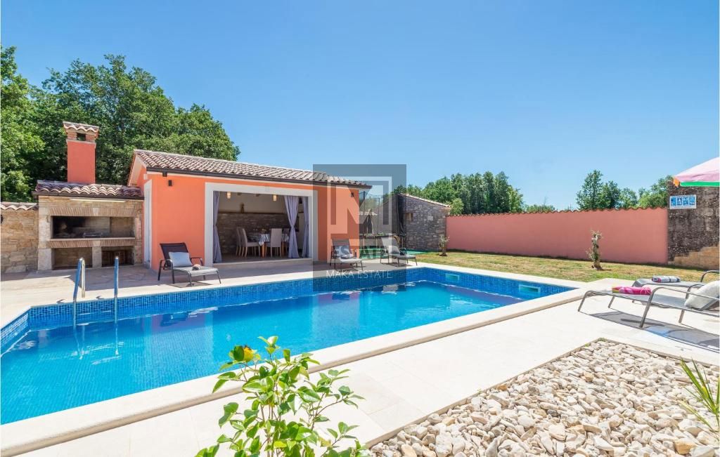 Parenzo, dintorni, Casa in pietra ristrutturata ai margini del villaggio