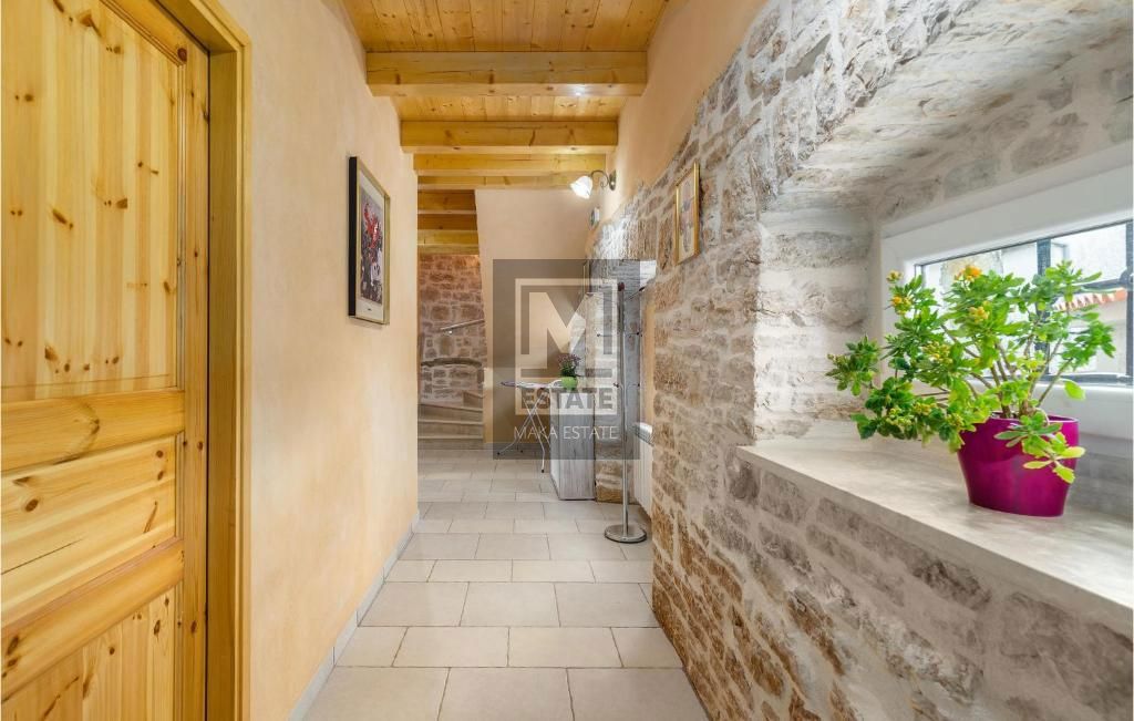 Parenzo, dintorni, Casa in pietra ristrutturata ai margini del villaggio