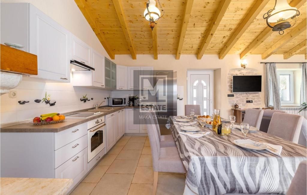 Parenzo, dintorni, Casa in pietra ristrutturata ai margini del villaggio