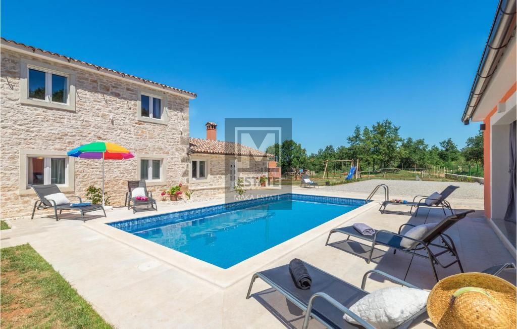 Parenzo, dintorni, Casa in pietra ristrutturata ai margini del villaggio