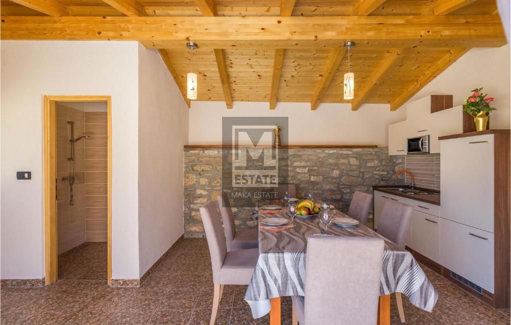Parenzo, dintorni, Casa in pietra ristrutturata ai margini del villaggio