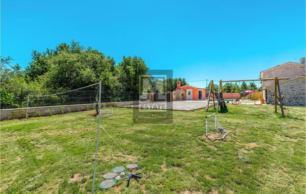 Parenzo, dintorni, Casa in pietra ristrutturata ai margini del villaggio