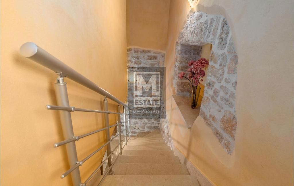 Parenzo, dintorni, Casa in pietra ristrutturata ai margini del villaggio
