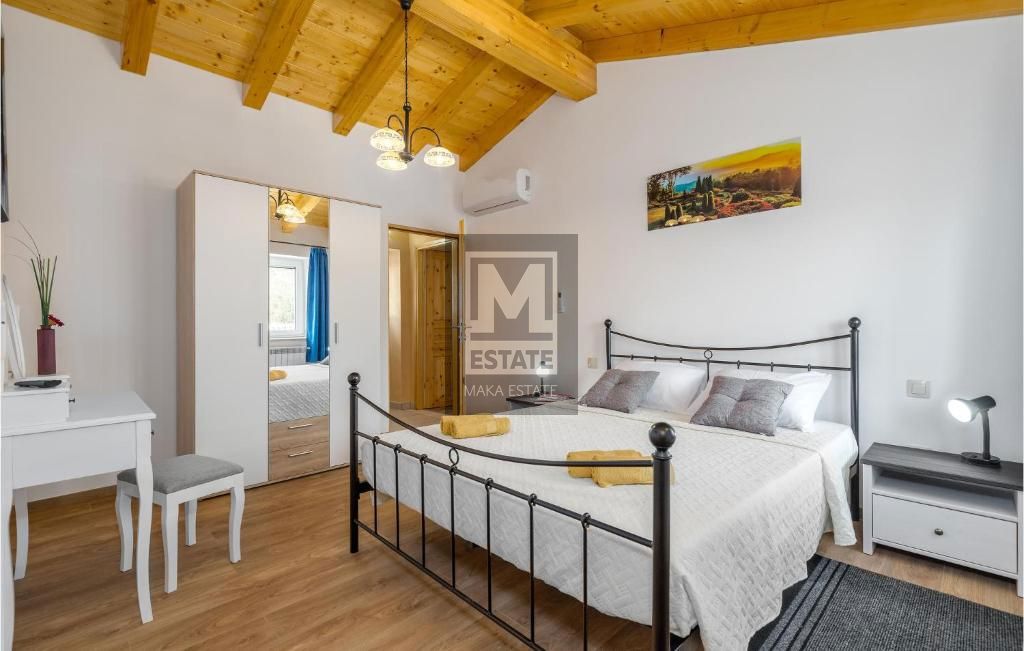 Parenzo, dintorni, Casa in pietra ristrutturata ai margini del villaggio