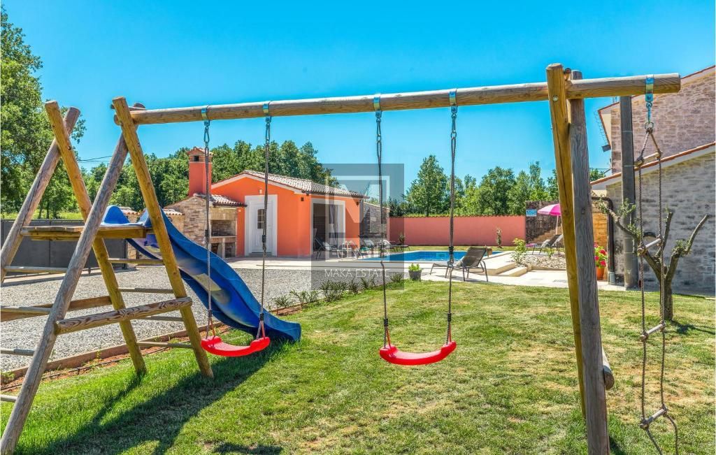 Parenzo, dintorni, Casa in pietra ristrutturata ai margini del villaggio