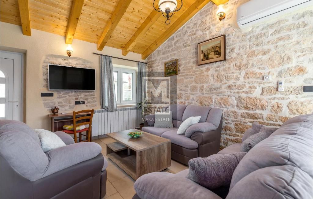Parenzo, dintorni, Casa in pietra ristrutturata ai margini del villaggio