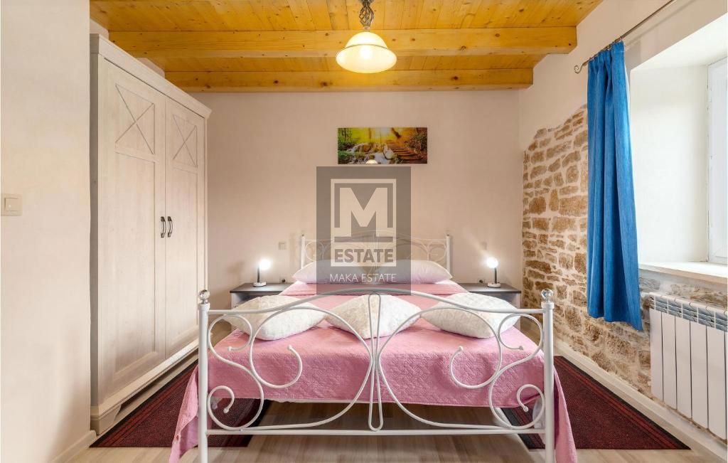 Parenzo, dintorni, Casa in pietra ristrutturata ai margini del villaggio