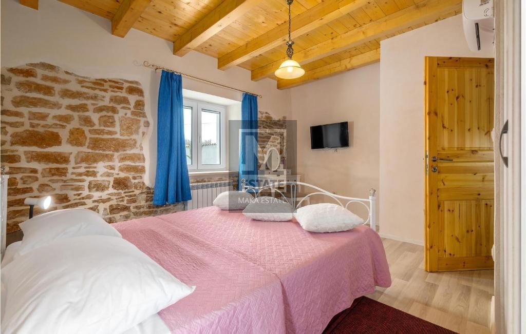Parenzo, dintorni, Casa in pietra ristrutturata ai margini del villaggio