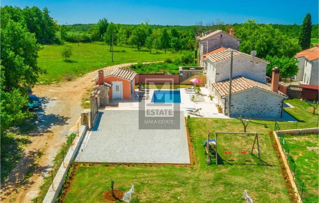 Parenzo, dintorni, Casa in pietra ristrutturata ai margini del villaggio