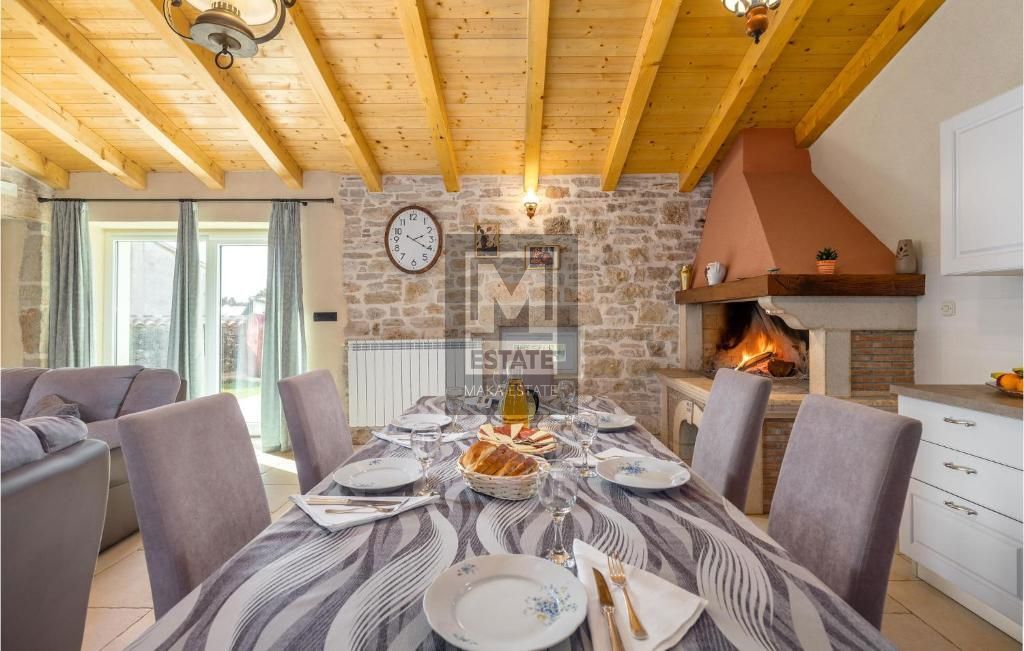 Parenzo, dintorni, Casa in pietra ristrutturata ai margini del villaggio