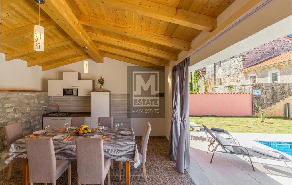Parenzo, dintorni, Casa in pietra ristrutturata ai margini del villaggio
