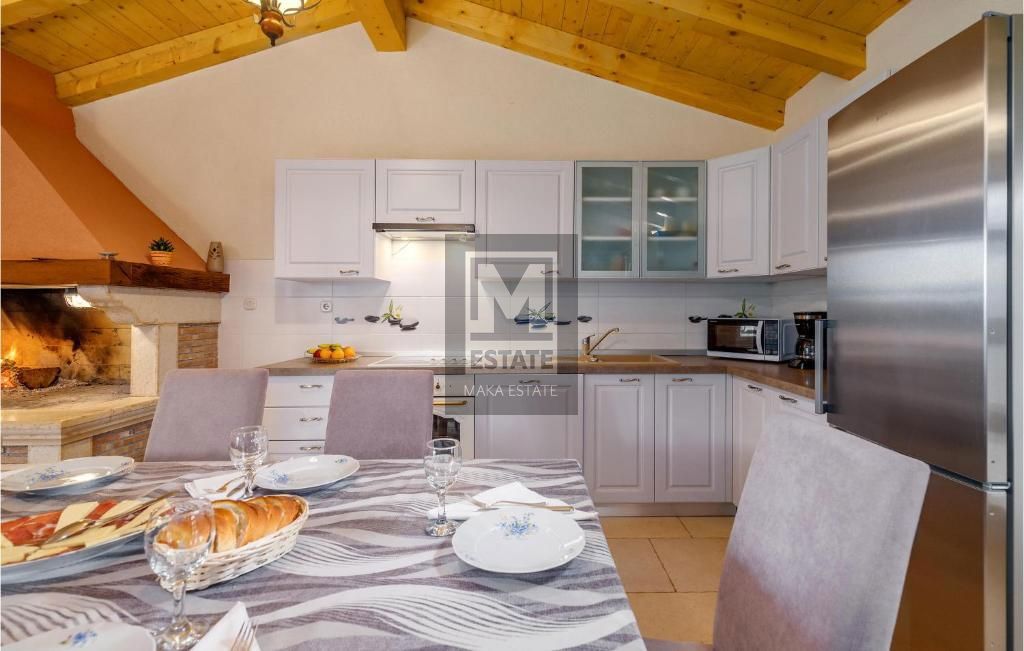 Parenzo, dintorni, Casa in pietra ristrutturata ai margini del villaggio