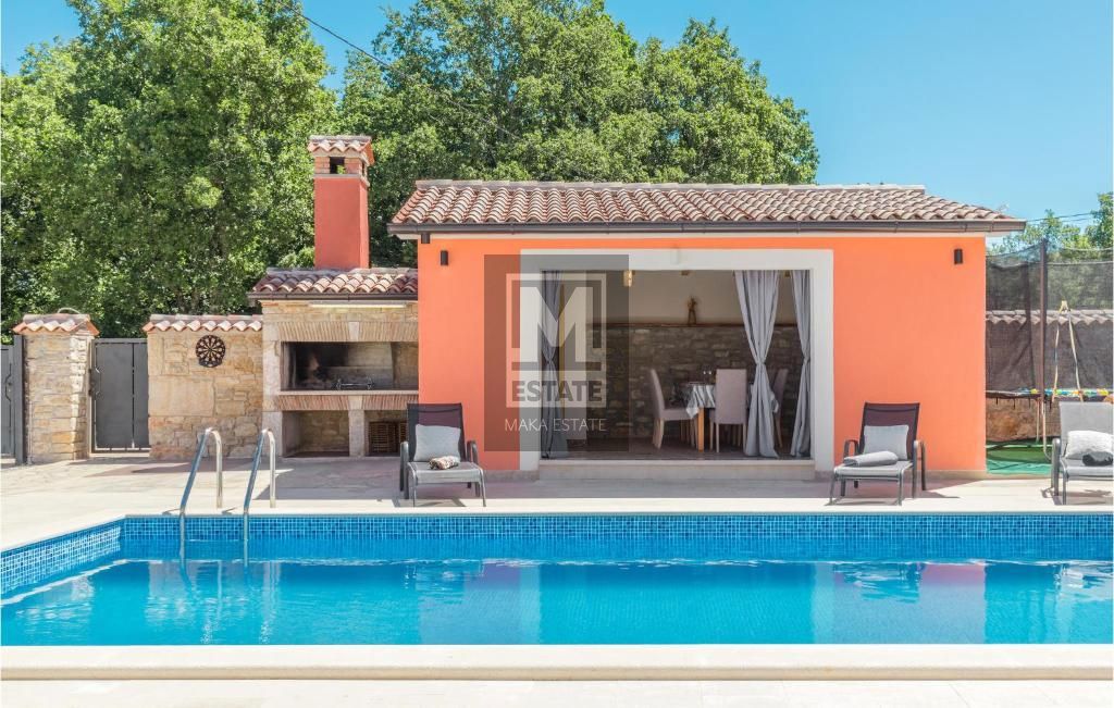 Parenzo, dintorni, Casa in pietra ristrutturata ai margini del villaggio